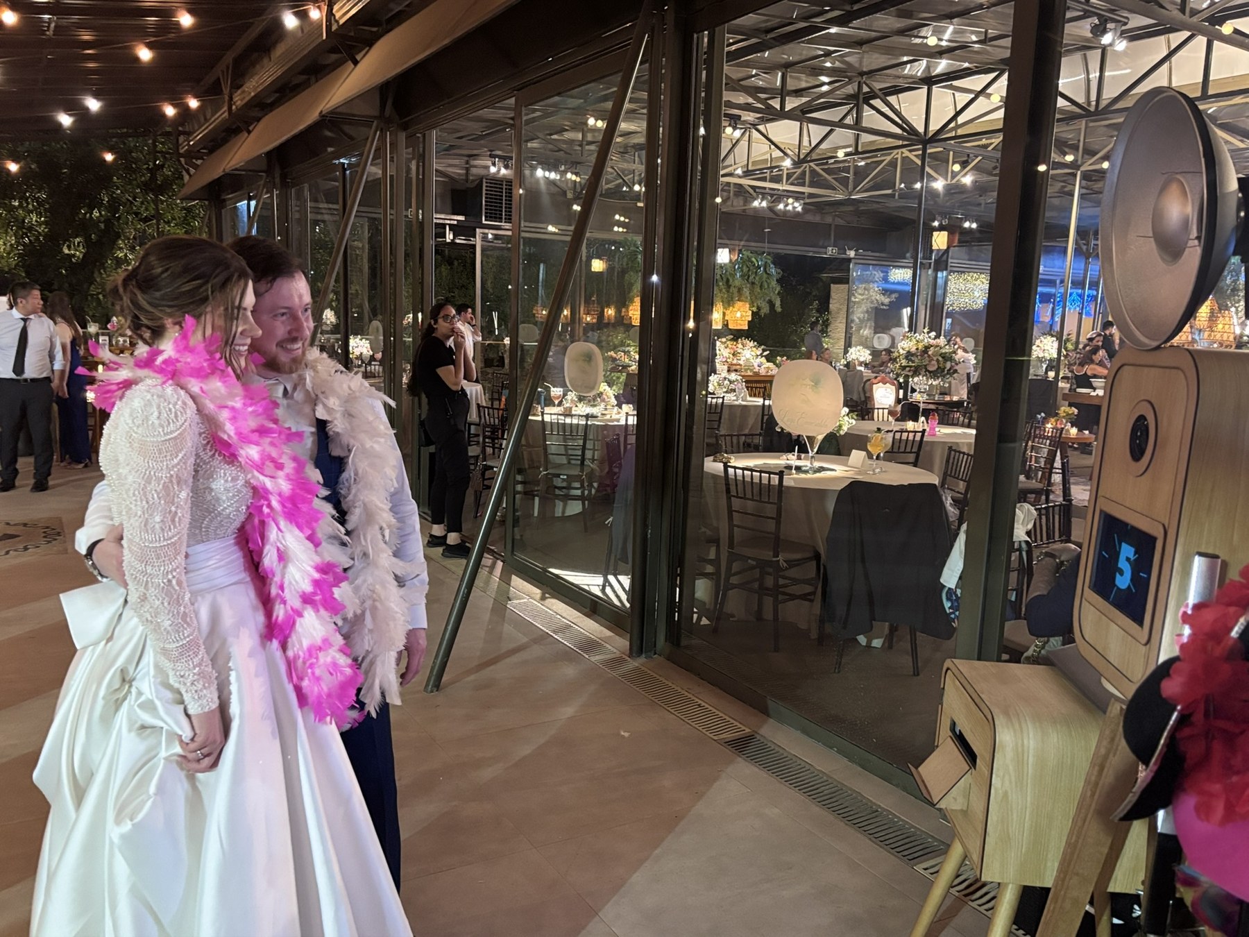 Casal se divertindo com o Totem Retrô da Photos Solaz em seu casamento